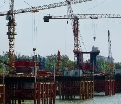 合武高鐵六安金裕淠河特大橋建設中的得力助手冠航手拉葫蘆